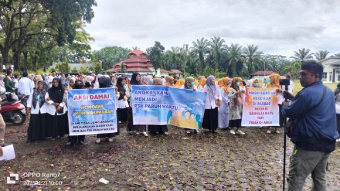 Ratusan tenaga honor Pasaman Barat memadati halaman DPRD saat audiensi, Jumat (21/11/2025). Mereka datang menuntut kepastian status dan pembayaran gaji yang tertunggak enam bulan.