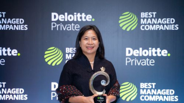 Leona A. Karnali -  CEO Primaya Hospital Group memegang piala penghargaan Indonesia Best Managed Companies 2025 dari Deloitte