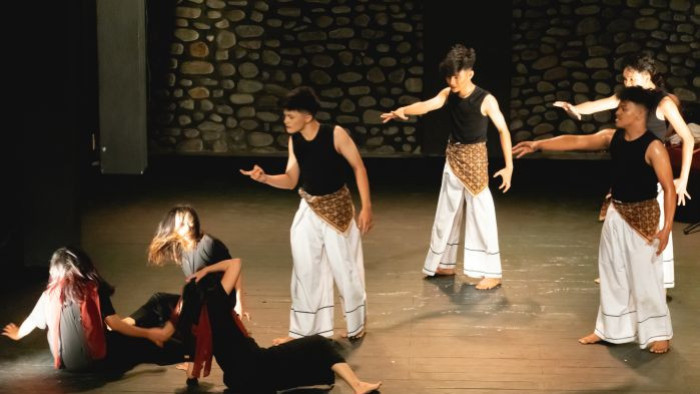 Koreografi Sirayo Setan karya Ahob atau Muhamad Febrian dihadirkan dalam Festival Nan Jombang Tanggal 3 pada Senin, 3 November 2025—sebuah peristiwa budaya berkala yang diinisiasi Nan Jombang Dance Company dan telah berlangsung konsisten selama 13 tahun, yang mendapat dukungan program seni dari Bakti Budaya Djarum Foundation. 