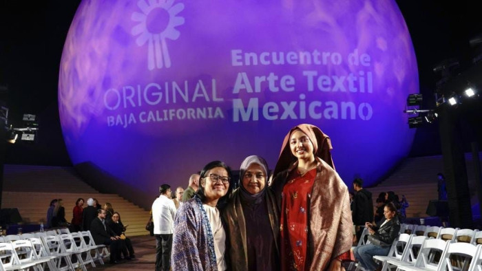 Perajin tekstil, Nanda Wirawan dan Iswandi dari Studio Wastra Pinankabu, Padang, Sumatera Barat mewakili Indonesia dalam ajang ORIGINAL 2025 – Encuentro de Arte Textil Mexicano yang berlangsung di Tijuana, Baja California, Meksiko, pada 13–16 November 2025.