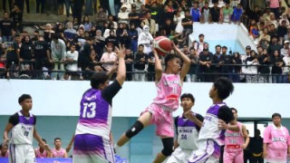 Wali Kota Payakumbuh Menutup Gelaran Basket di GOR Nan Ampek 
