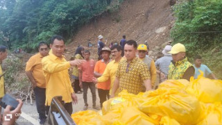 DPD Partai Golkar Pasbar Bantu Korban Bencana Talamau, Pasaman dan Kinali 
