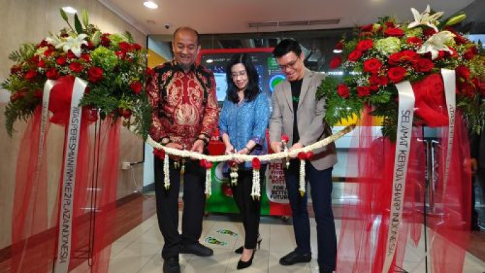 Sharp mesin RVM diresmikan oleh perwakilan Sharp, perwakilan Plaza Indonesia dan perwakilan Plasticpay 
