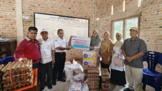 Ketua PKK Ny Sifrowati Serahkan Bantuan Pemda untuk Korban Banjir Ranah Batahan 