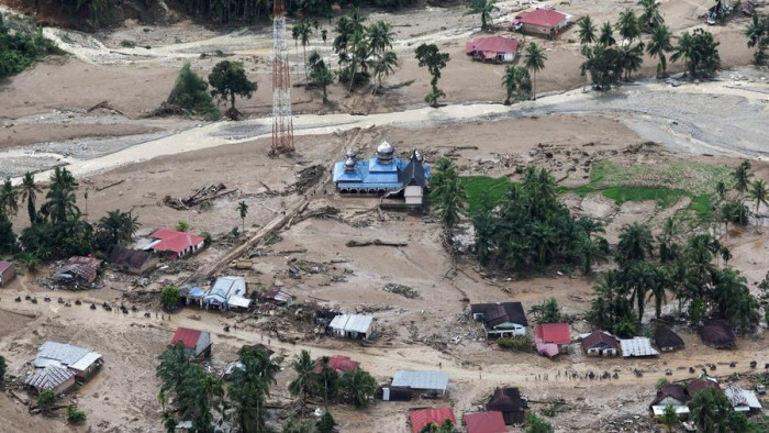 Pemandangan udara menunjukkan area yang rusak akibat banjir bandang di Palembayan, Kabupaten Agam, Provinsi Sumatera Barat, Indonesia, Minggu (30/11/2025). (REUTERS/Willy Kurniawan)