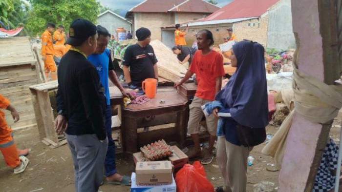 Maxim Donasikan Paket Sembako Ke Pengemudi yang Terdampak Banjir di Sumbar