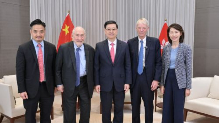 Direktur Utama, John Lee (tengah), bertemu dengan dua peraih Hadiah Nobel Memorial di bidang Ilmu Ekonomi pada tahun 2001, Profesor Joseph E Stiglitz (kedua dari kiri) dan Profesor Michael Spence (kedua dari kanan).