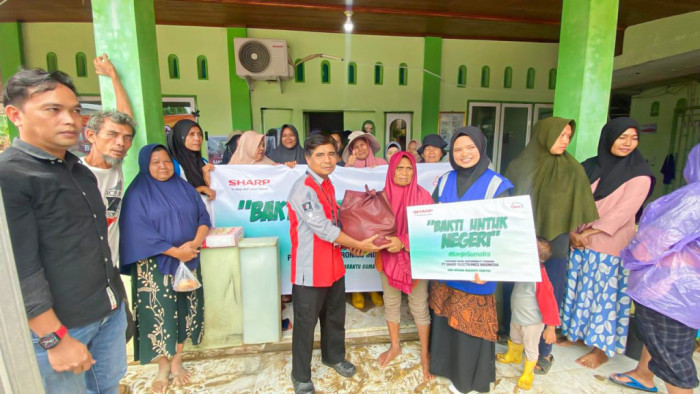 Depianto , Head of Service Cabang Padang menyerahkan bantuan kepada korban banjir di kampung Tanjung Kurunji Padang