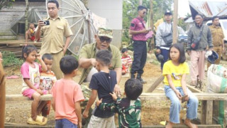 Bupati Yulianto Tembus Bateh Samuik Talamau yang Berlumpur Pastikan Logistik Masyarakat 