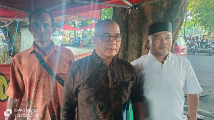 Suparman didampingi kuasa hukumnya Anwir Dt Bandaro dan Ali Akbar Dt Majo Baso. 
