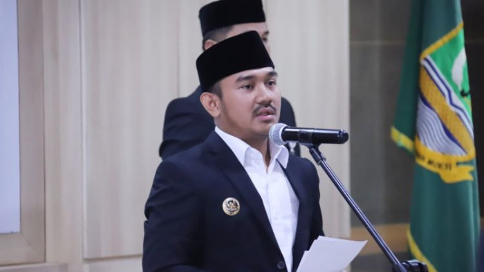 Bupati Bekasi, Ade Kuswara Kunang, salah satu dari sepuluh orang yang diamankan oleh Komisi Pemberantasan Korupsi (KPK) dalam operasi tangkap tangan (OTT) di wilayah Bekasi, Jawa Barat, Kamis (18/12/2025).