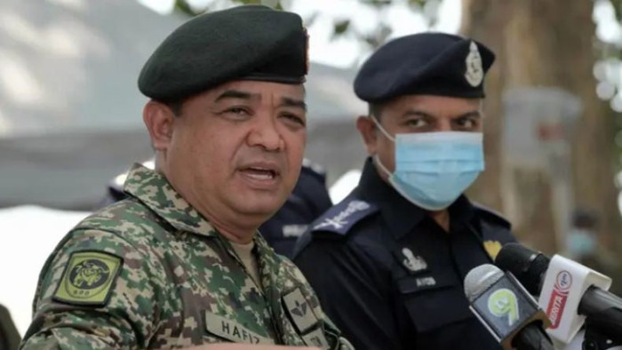 Mantan Panglima AD Malaysia Jenderal Tan Sri Muhammad Hafizuddeain Jantan beserta dua istrinya ditahan oleh Komisi Anti-Korupsi Malaysia (MACC) terkait dugaan skandal rasuah dalam proyek pengadaan militer. (Foto: Bernama)