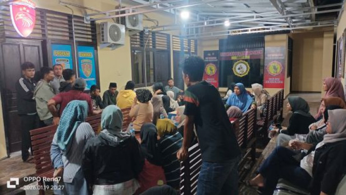 Suasana penahanan empat tersangka pengurus Kelompok Tani (Keltan)  Sepakat, Kampung Pisang, Kinali di Mapolres Pasbar Senin malam, dihadiri keluarga anggota Keltan. (Nir) 