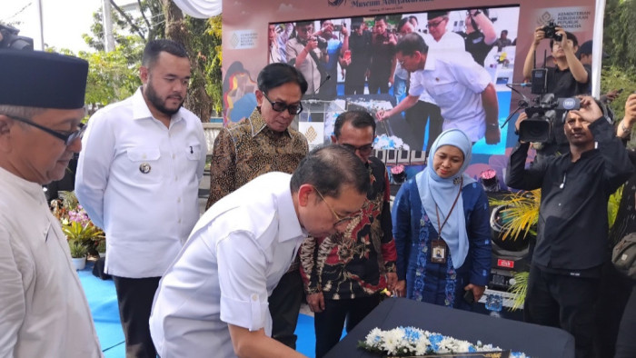 
Menteri Fadli Zon menandatangani prasasti peresmian reaktivasig Gedung Abdullah Kamil tampak mendampingi Wali Kota Padang Fadly Amran, Ketua Pengurus Yayasan Genta Budaya Weno Aulia, Direktur Sarana dan Prasarana Kementerian Kebudayaan RI Feri Arlius, Kepala Dinas Pariwisata Sumbar Syaiful Bahri dan lainnya Jumat (23/1/2026).foto ika