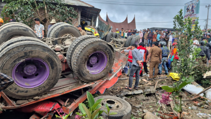 Kecelakaan lalu lintas beruntun terjadi di Jalan Padang–Bukittinggi, tepatnya di pendakian Panyalaian, Nagari Panyalaian, Kecamatan X Koto, Kabupaten Tanah Datar, Senin (26/01/2026) p