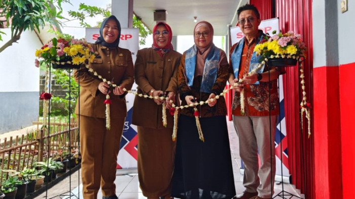 Prosesi gunting pita program Sharp Class di SMKN 3 Karawang