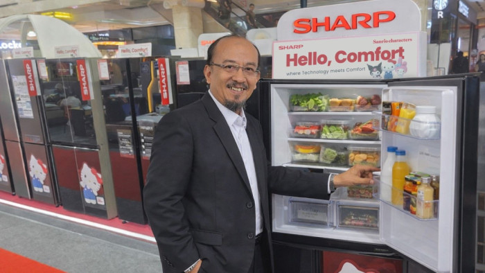 Andry Adi Utomo menunjukan rangkaian produk lemari es