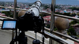 Komunitas Astronomi Sumbar Amati Hilal Tua di Menara Masjid Raya Sumbar
