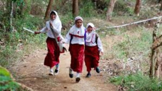 Putusan Sela CLS Abaikan Hak Warga: Sekolah Bebas Biaya Adalah Hak, Bukan Pilihan
