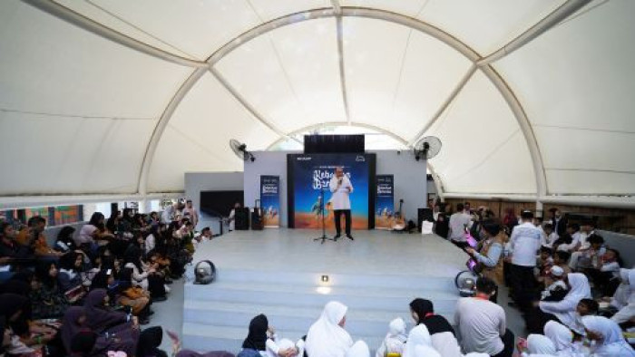  Andry Adi Utomo, National Sales Senior GM, SEID memberikan kata sambutan di acara Sharp Bersedekah