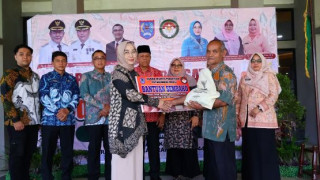 Pembagian Paket Sembako di Balai Kota Payakumbuh 
