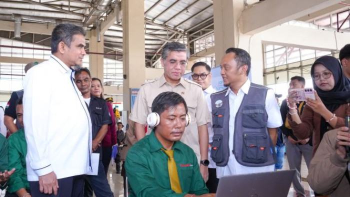Menaker Yassierli tnjau Posko Peduli K3 Mudik, pastikan awak angkutan sehat demi mudika aman