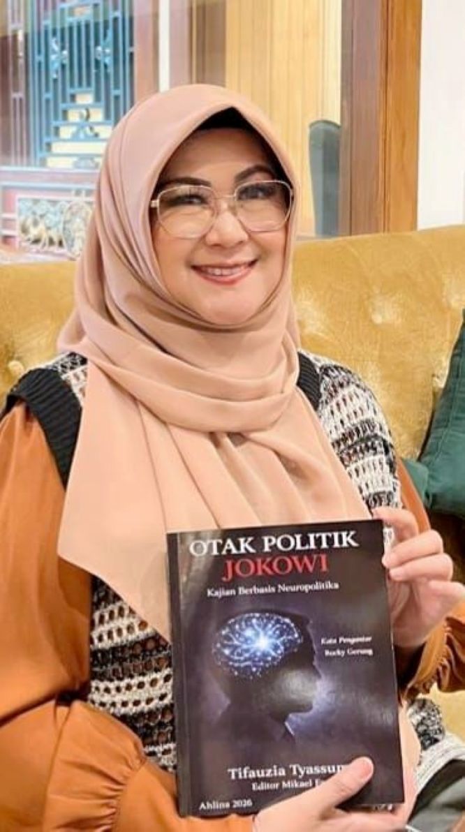 Tifauzia Tyassuma atau dikenal dengan Dokter Tifa 