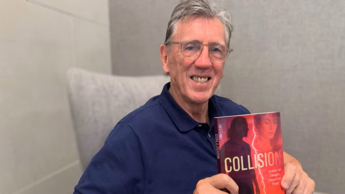 Kelvin Templeton dengan novel debutnya, Collision. ( ABC News: Rachael Lucas )