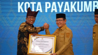 Wali Kota Payakumbuh Menerima Penghargaan Posbankum 
