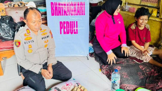 Kapolsek Sungai Beremas Sambangi Pasutri Menderita Sakit Menahun di Nagari Air Bangis Pasbar
