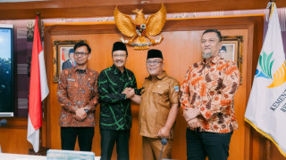 Sinergi Program Perlindungan Sosial, Bupati Pasbar Yulianto Kunjungan ke Mensos 
