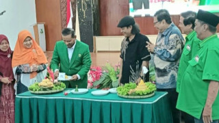 Hamas Anugerahkan Achievement Award kepada Syarifuddin Arifin pada Unand Berpuisi