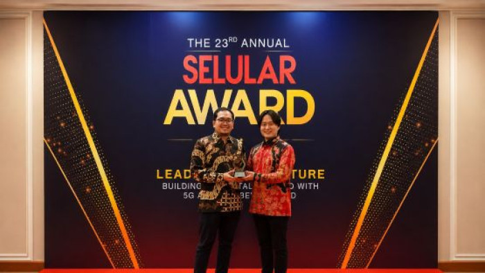 013 - Foto 1 - Perwakilan Sharp menerima penghargaan smartphone of the year mid year category di selular awards 2026