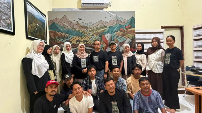 
Workshop yang digelar di Sanggar Kilau Aksara, Jalan Griya Mawar Sembada A/7, Lapai, Kota Padang, menghadirkan dua sastrawan Sumatera Barat, Yusrizal KW dan Gus tf Sakai, sebagai narasumber utama. 