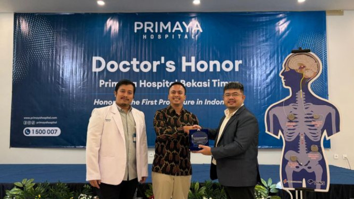 (Dari kiri ke kanan) dr. Muhamad Aulia Rahman, Sp.BS-FTB, FINSS, Dokter Spesialis Bedah Saraf Konsultan Tulang Belakang Primaya Hospital Bekasi Timur; Direktur Primaya Hospital Bekasi Timur, Dr. dr. Meizar Rizaldi, M.Ked.Klin., MM., MBA., FISQua; dan dr. Aditya Pratama, M.M., perwakilan PINS Medical. PINS Medical memberikan penghargaan kepada Tim Dokter Spesialis Bedah Saraf Primaya Hospital Bekasi Timur sebagai apresiasi atas keberhasilan melakukan tindakan **Sacral Neuromodulation (SNM)** pertama di Indonesia, dalam acara **Doctor's Honor** di Primaya Hospital Bekasi Timur