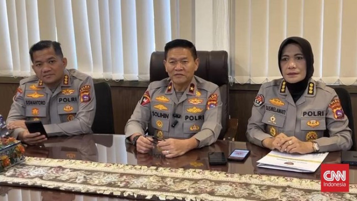 Waka Polda Sumbar, Brigjen Solihin didampingi Kabid Propam Polda Sumbar Kombes Siswantoro dan Kabid Humas Kombes Susmelawati Rosya saat memberikan keterangan soal dugaan pelecehan atau kekerasan seksual yang melibatkan AKBP F di Polda Sumbar, Selasa (28/72026).JNK