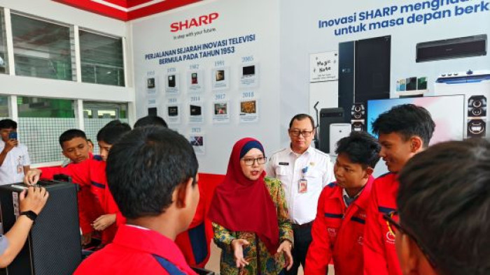 Lise Tiasanty dan Supandi sedang berinteraksi siswa Sharp Class di SMKN 35 Jakarta