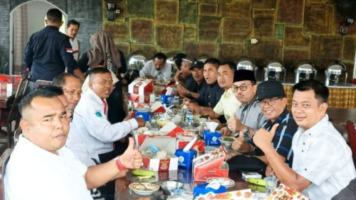 Anggota Komisi III DPR RI H Benny Utama silaturahmi bersama jurnalis Pasaman Barat, Rabu, (29/7) di RM Bernama  Simpang Empat. (Ist) 
