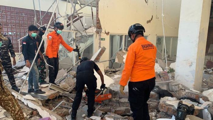 Personel Kantor SAR Maumere mengevakuasi korban bangunan roboh akibat guncangan gempa bumi bermagnitudo 7,7 di Mbay, Nagekeo, Nusa Tenggara Timur, Sabtu (15/8/2026). (ANTARA/HO-Kantor SAR Maumere/aa.)
