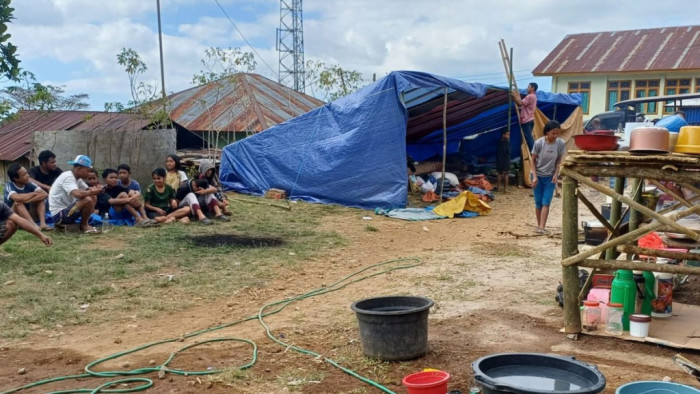 Suasan tenda pengungsian yang dibangun warga secara swadaya di wilayah Kampung Carep, Kabupaten Manggarai, Rabu (19/8/2026)(KOMPAS.com/Tria Sutrisna)