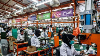 Gelombang PHK Industri Padat Karya dan Polemik Kenaikan Desil Jaminan Sosial Buruh