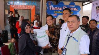 Wali Kota Payakumbuh Menyerahkan Bantuan Pangan CPP 
