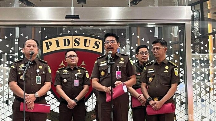 Foto: Direktur Penyidikan (Dirdik) Jampidsus Kejagung Saiful Bahri Siregar (ketiga dari kiri) di Gedung Bundar Kejagung, Jakarta Selatan. (Ondang/detikcom)
