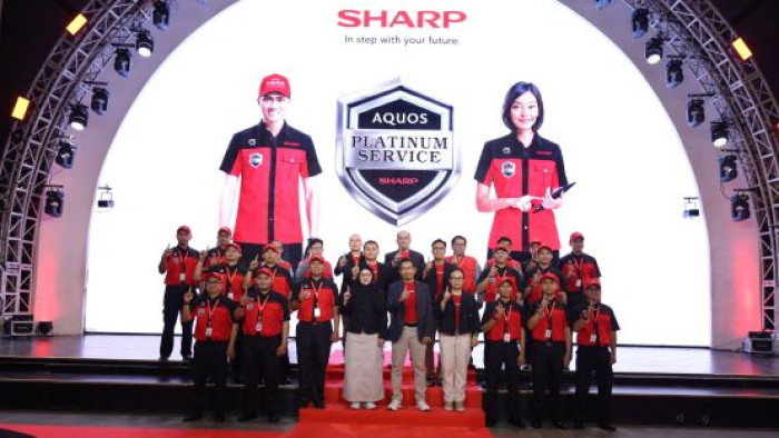 Perwakilan Sharp meresmikan program campaign Every Customer Matters