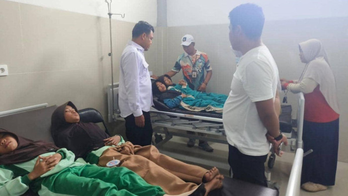 Suasana siswa yang dirawat di Puskesmas setelah dugaan keracunan MBG sebanyak 352 siswa di Batukliang, Lombok Tengah, Jumat 11 September 2026.