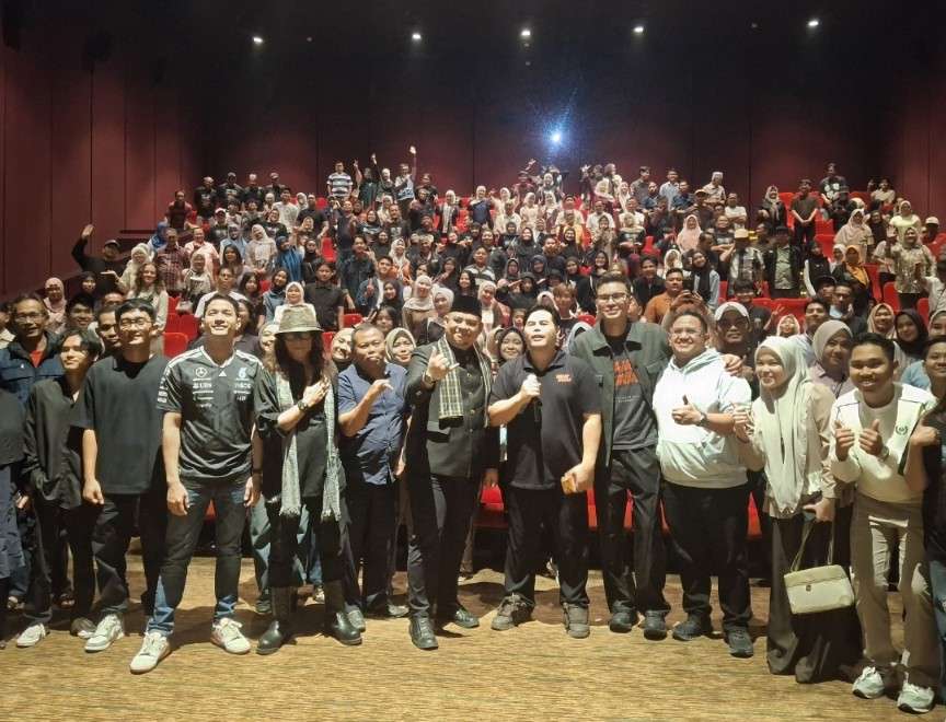 GALA PREMIERE URANG BUNIAN — Sejumlah tokoh dari pencinta film berbagai kalangan menghadiri gala premiere film Urang Bunian di Bioskop XXI Basko City Mall, Padang, Minggu (13/9/2026). Lebih dari 100 pemuka adat, pejabat, pendidik, seniman, sejarawan, wartawan, tokoh olahraga, hingga generasi milenial, Gen Z dan Gen Alpha antusias menyaksikan pemutaran perdana film yang mengangkat mitos Minangkabau tersebut.
