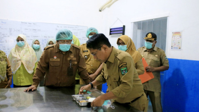 Temuan itu didapati saat Bupati bersama Kepala Dinas Kesehatan Kabupaten Padang Pariaman dan jajaran meninjau SPPG Ketaping, SPPG Anduang Sintuk, dan SPPG Lubuk Alung.