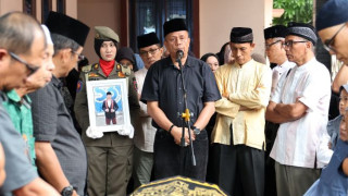 Wakil Wali Kota Payakumbuh Melepas Jenazah Kadisnakerin Payakumbuh
