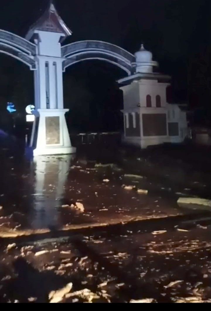 Kompleks Perkantoran Bupati Solok yanmg dihantam banjir bandang, Senin, 21 September 2026