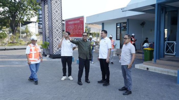Direktur Utama TPS, Ali Sodikin, bersama Wamildan Tsani Panjaitan, Senior Director Transportation Danantara meninjau ruang tunggu untuk pengemudi truk Pengguna Jasa TPS